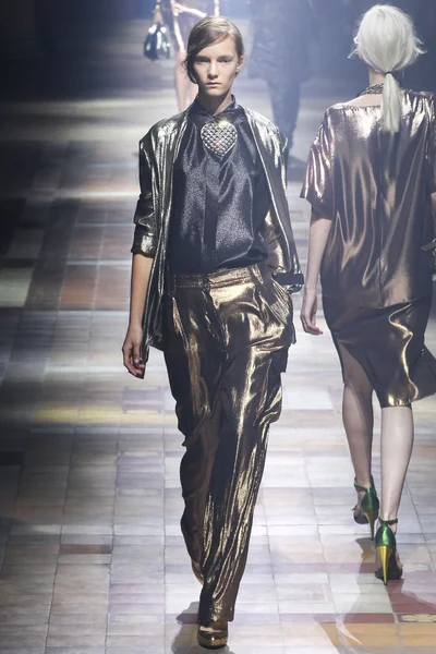 Look 10